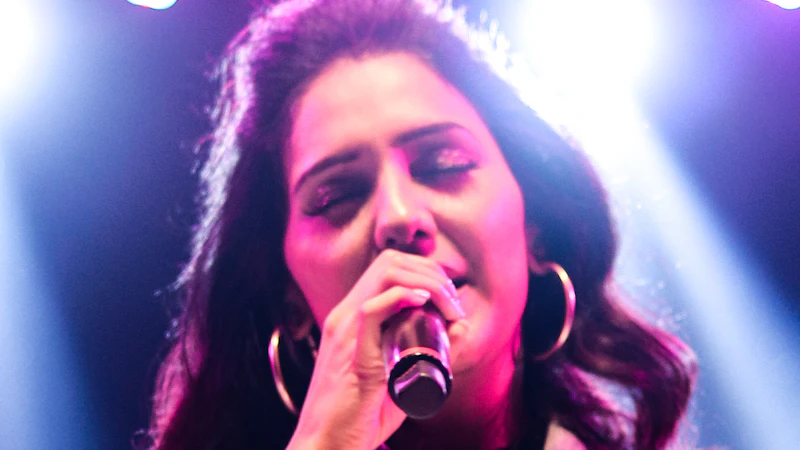 Sana Qureshi performing on stage